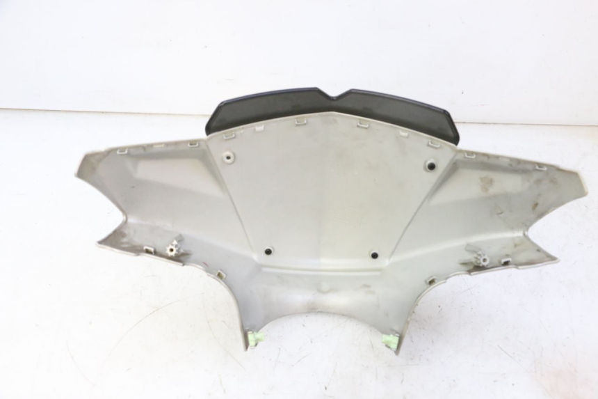 photo de HANDLEBAR COVER FRONT PEUGEOT KISBEE 2T 50 (2010 - 2017) - Fixing points details