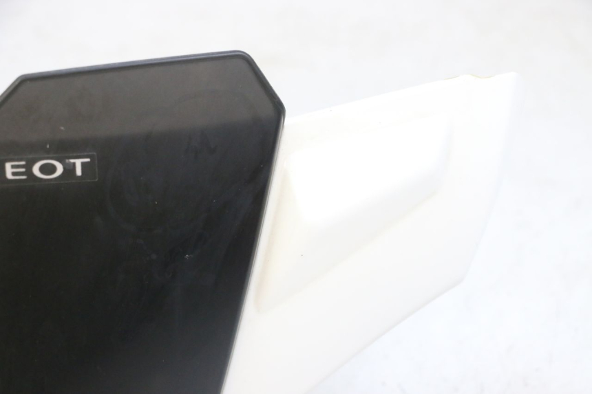 photo de HANDLEBAR COVER FRONT PEUGEOT KISBEE 4T 50 (2010 - 2017) - High-resolution close-up