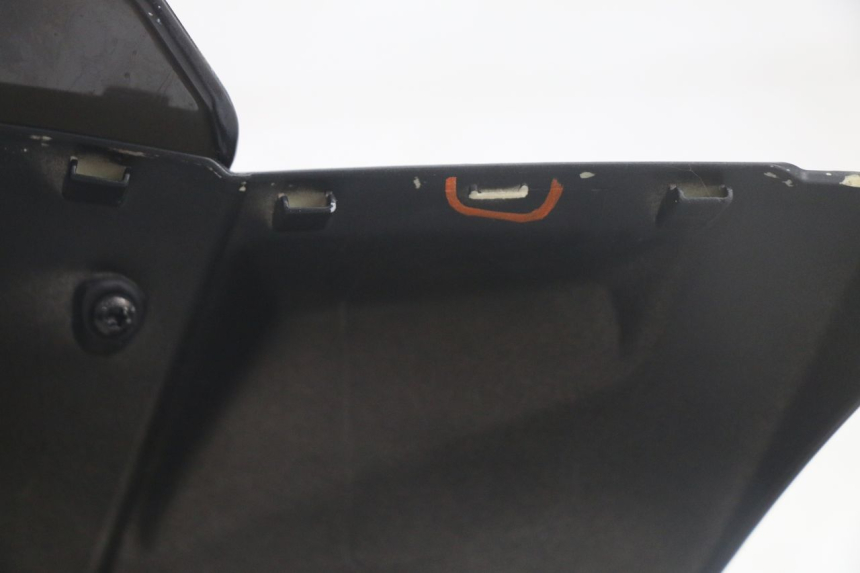 photo de HANDLEBAR COVER FRONT PEUGEOT KISBEE 4T 50 (2018 - 2022) - Fixing points details
