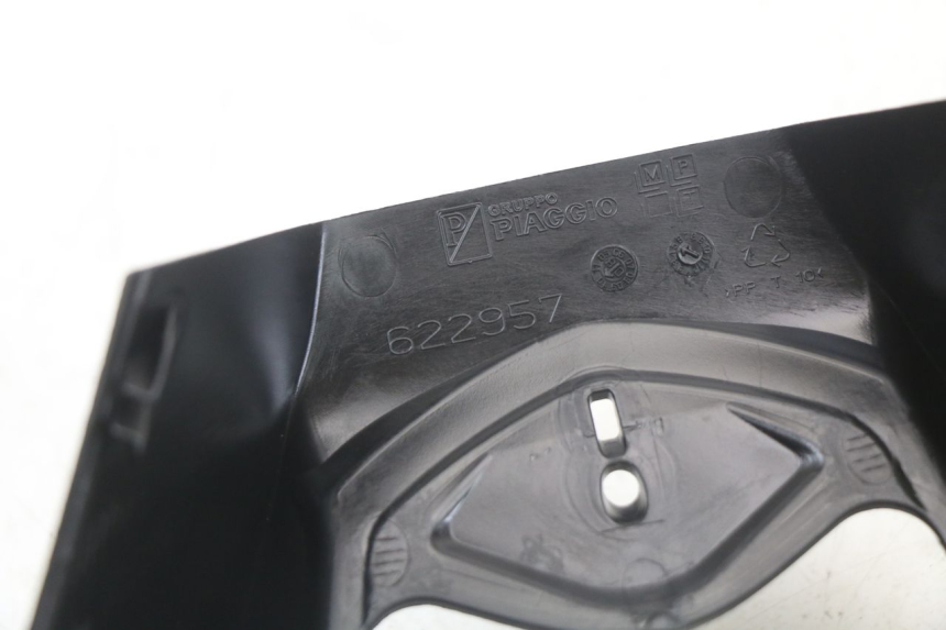 photo de HANDLEBAR COVER FRONT PIAGGIO MP3 LT 400 (2007 - 2012) - Product overview