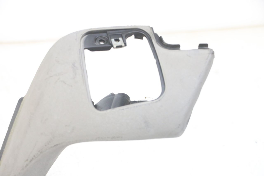 photo de HANDLEBAR COVER FRONT PIAGGIO MP3 LT 300 (2010 - 2016) - Alternative perspective