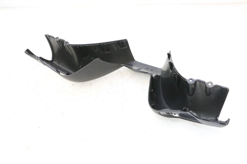 photo de HANDLEBAR COVER FRONT PIAGGIO MP3 LT 300 (2010 - 2016) - Fixing points details