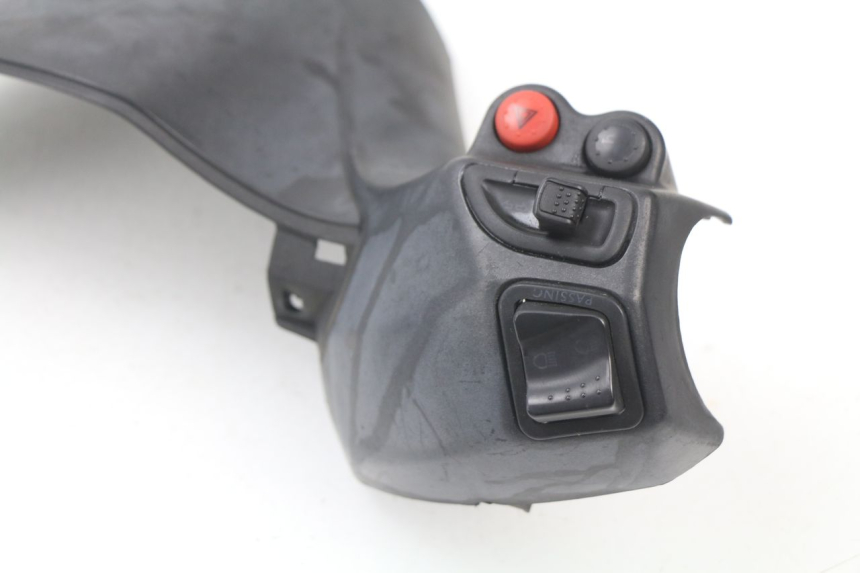 photo de HANDLE BAR PANEL SWITCH PIAGGIO X9 125 (2000 - 2003) - Surface and material condition