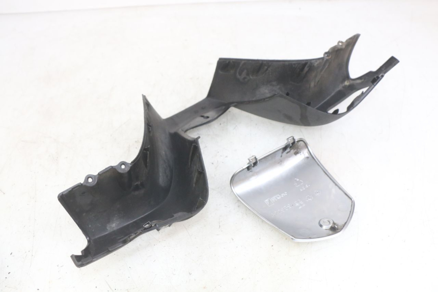 photo de HANDLEBAR COVER PIAGGIO MP3 LT 400 (2007 - 2012) - Fixing points details