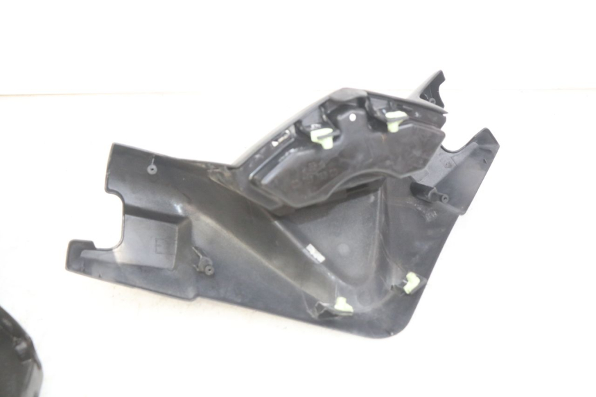 photo de HANDLEBAR COVER PEUGEOT SATELIS 125 (2006 - 2009) - Fixing points details