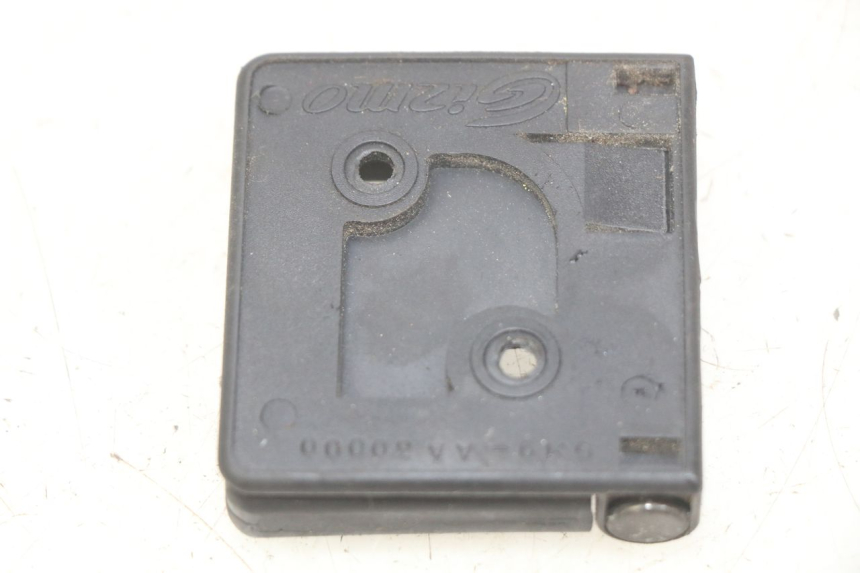 photo de LUGGAGE HOOK PEUGEOT SATELIS 125 (2006 - 2009) - Zoom on usage condition