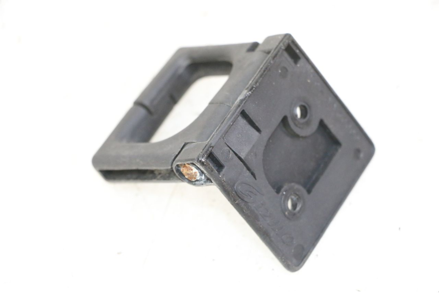 photo de BAG HOOK PEUGEOT SATELIS 125 (2013 - 2018) - Zoom on usage condition