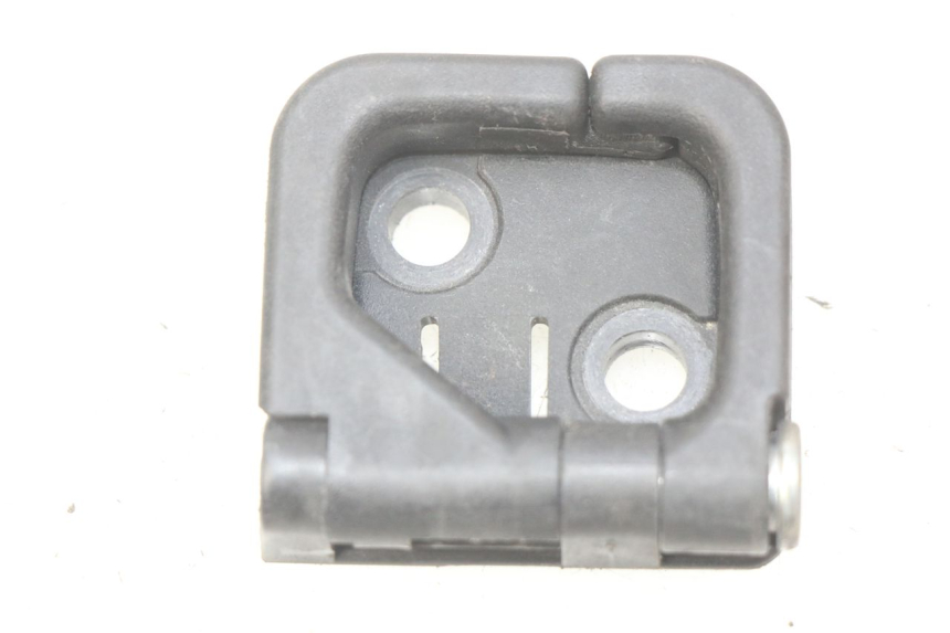 photo de LUGGAGE HOOK SUZUKI SIXTEEN 125 (2008 - 2010) - Zoom on usage condition