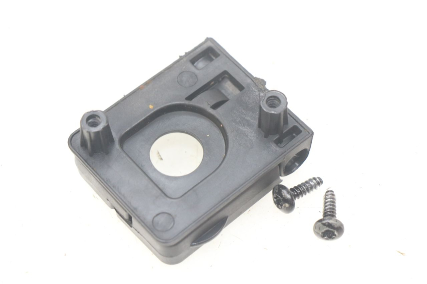 photo de LUGGAGE HOOK PEUGEOT STREETZONE 4T 50 (2018 - 2023) - Zoom on usage condition