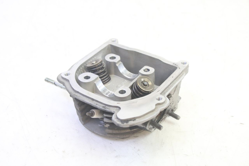 photo de CYLINDER HEAD KYMCO AGILITY 16+ 4T 50 (2018 - 2023) - High-resolution close-up