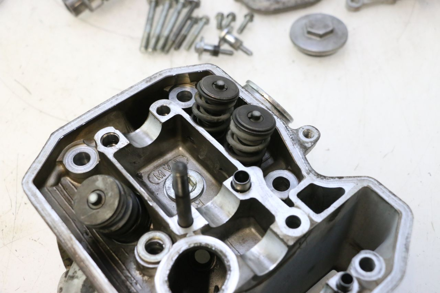 photo de REAR CYLINDER HEAD HONDA XRV AFRICA TWIN 750 (1990 - 1992) - Alternative angle