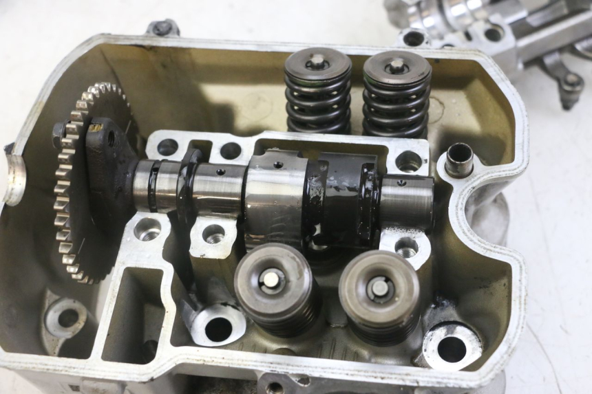 photo de FRONT CYLINDER HEAD HONDA NTV DEAUVILLE ABS 700 (2007 - 2016) - Focus on structure