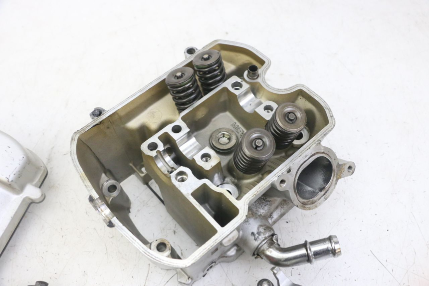 photo de FRONT CYLINDER HEAD HONDA NTV DEAUVILLE ABS 700 (2007 - 2016) - Alternative angle