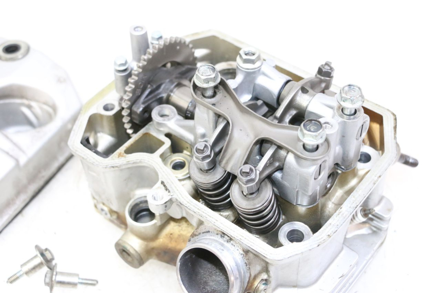 photo de FRONT CYLINDER HEAD HONDA NTV DEAUVILLE 650 (2001 - 2006) - Detailed visual inspection
