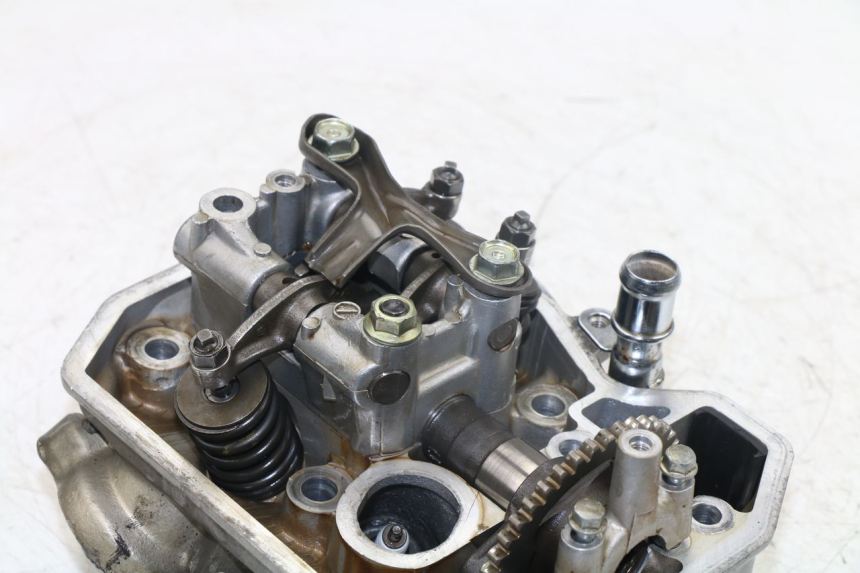 photo de FRONT CYLINDER HEAD HONDA NTV REVERSE 650 (1988 - 1988) - Distinctive features
