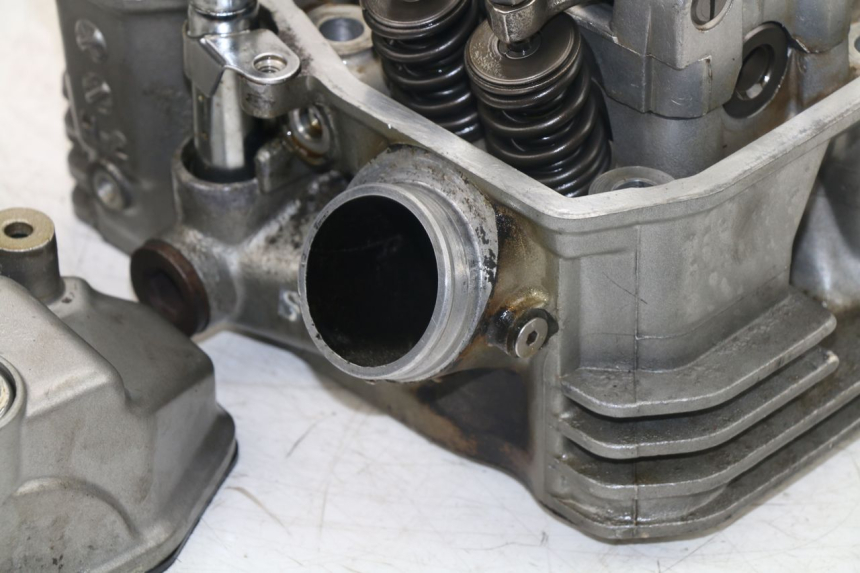 photo de FRONT CYLINDER HEAD HONDA NTV REVERSE 650 (1988 - 1988) - Focus on structure