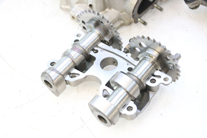 photo de FRONT CYLINDER HEAD CAN-AM SPYDER RS 1000 (2008 - 2012) - Alternative angle