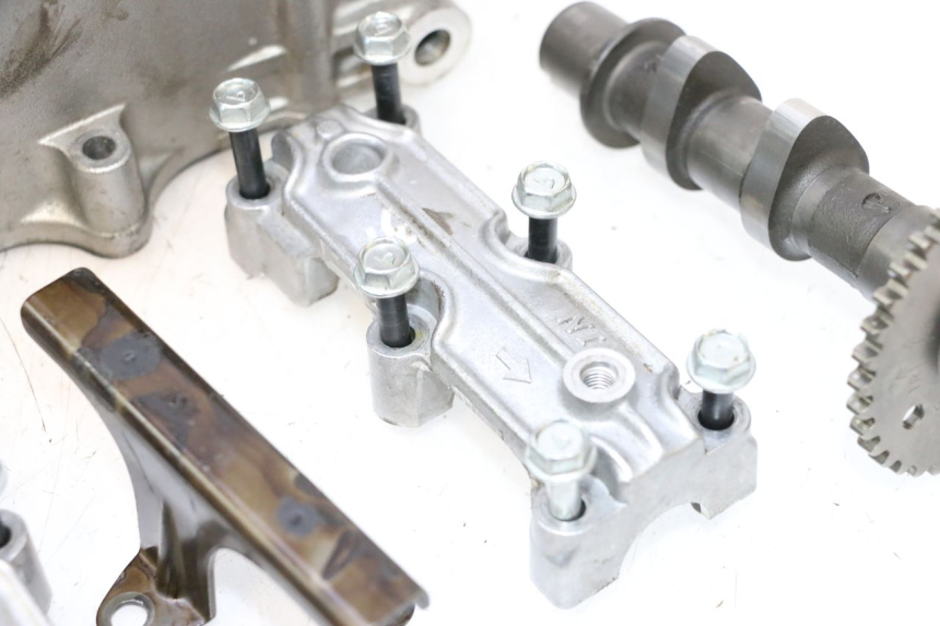 photo de FRONT CYLINDER HEAD SUZUKI SV S 650 (1999 - 2002) - Focus on structure
