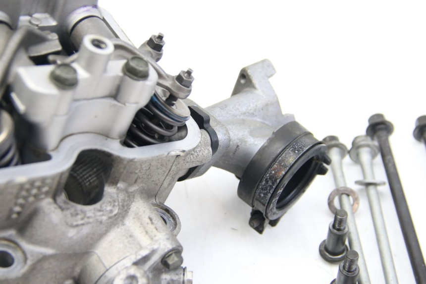photo de CYLINDER HEAD SUZUKI BURGMAN 125 (2007 - 2014) - Distinctive features