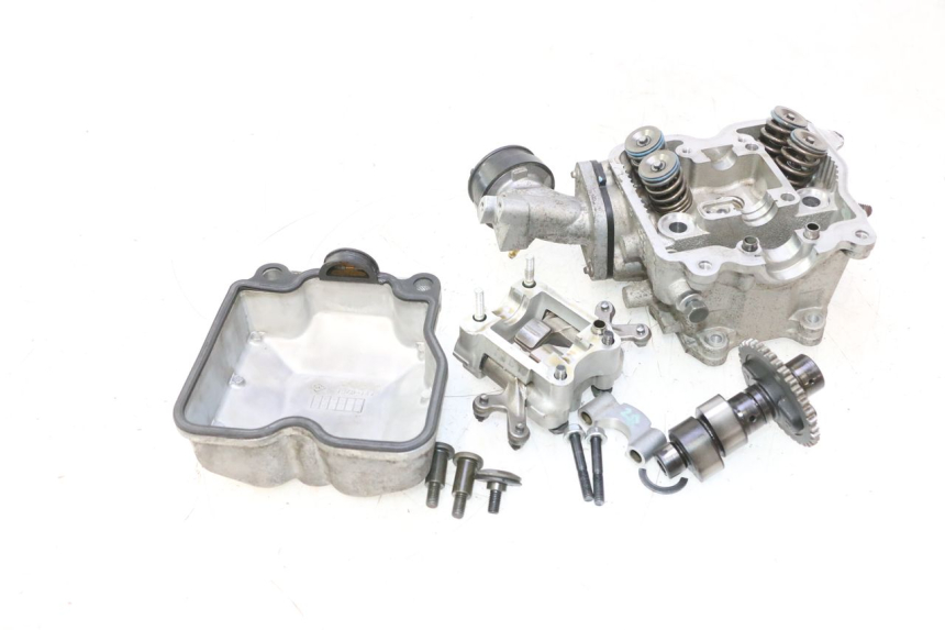 photo de CYLINDER HEAD SUZUKI BURGMAN 125 (2007 - 2014) - Detailed visual inspection