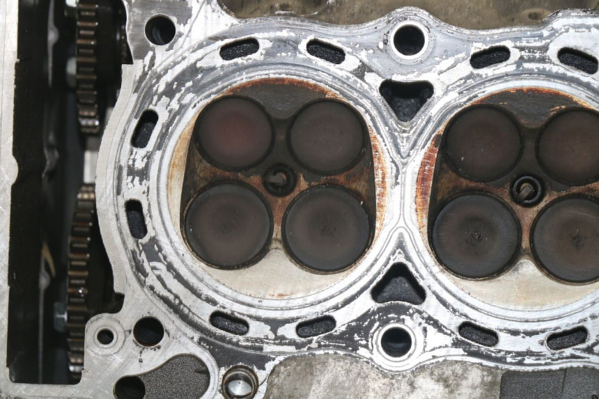 photo de CYLINDER HEAD HONDA CBF N 600 (2004 - 2007) - Alternative perspective