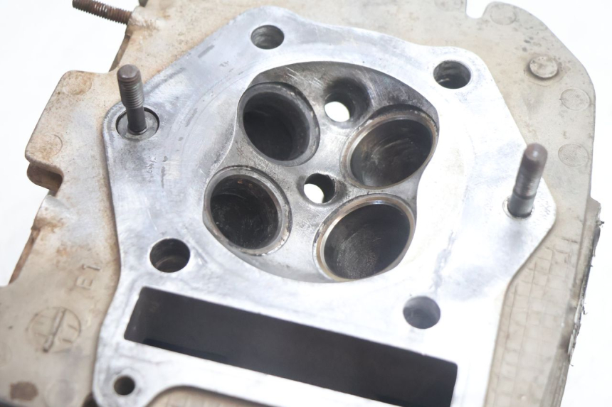 photo de CYLINDER HEAD SUZUKI DR S 600 (1985 - 1989) - Detailed visual inspection