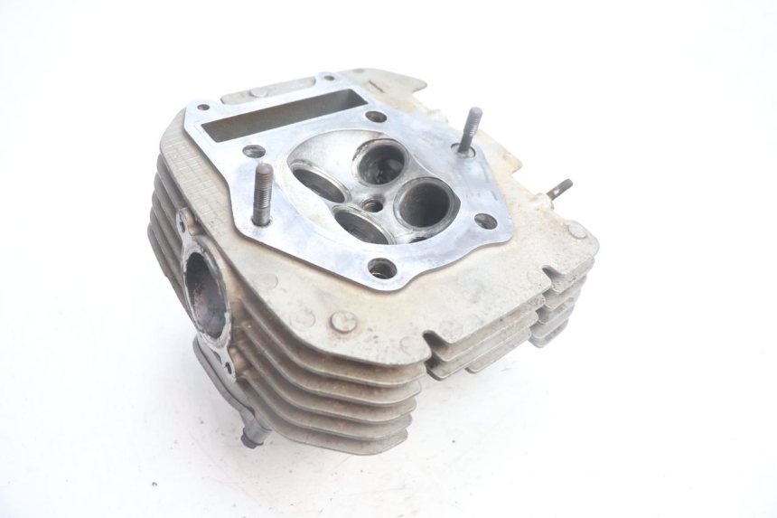 photo de CYLINDER HEAD SUZUKI DR S 600 (1985 - 1989) - Focus on structure