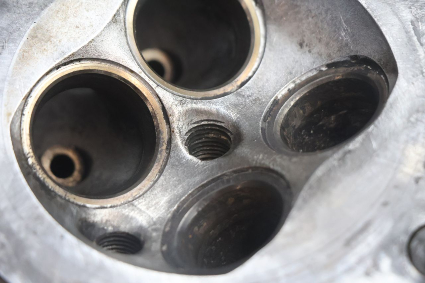 photo de CYLINDER HEAD SUZUKI DR S 600 (1985 - 1989) - Spare part profile view