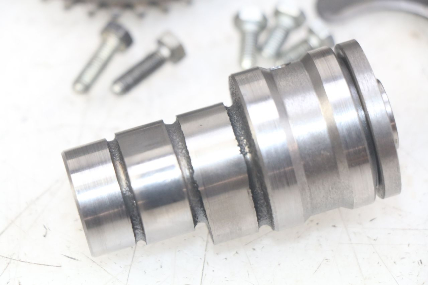 photo de CYLINDER HEAD PEUGEOT ELYSEO 125 (1999 - 2004) - Detailed visual inspection