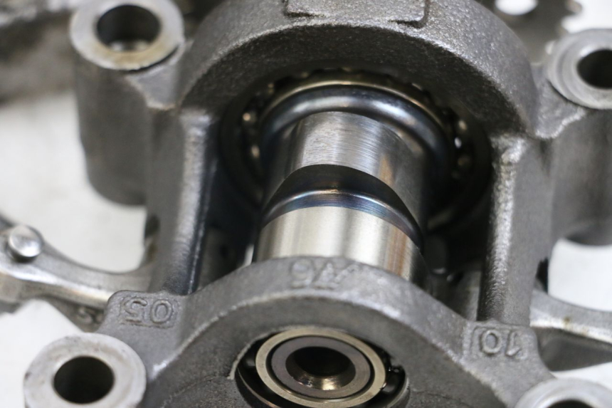 photo de Cylinder head HONDA FES S-WING SWING ABS 125 (2007 - 2015) - High-resolution close-up