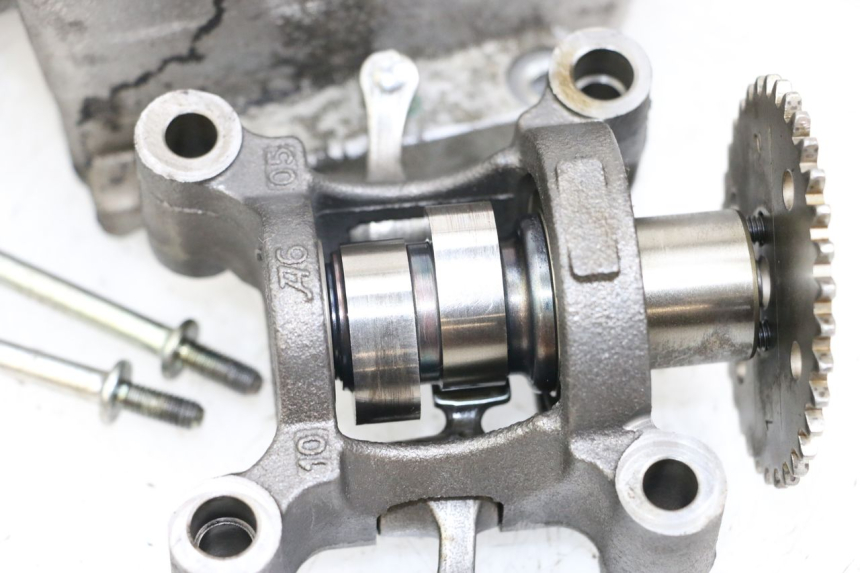 photo de Cylinder head HONDA FES S-WING SWING ABS 125 (2007 - 2015) - Detailed visual inspection