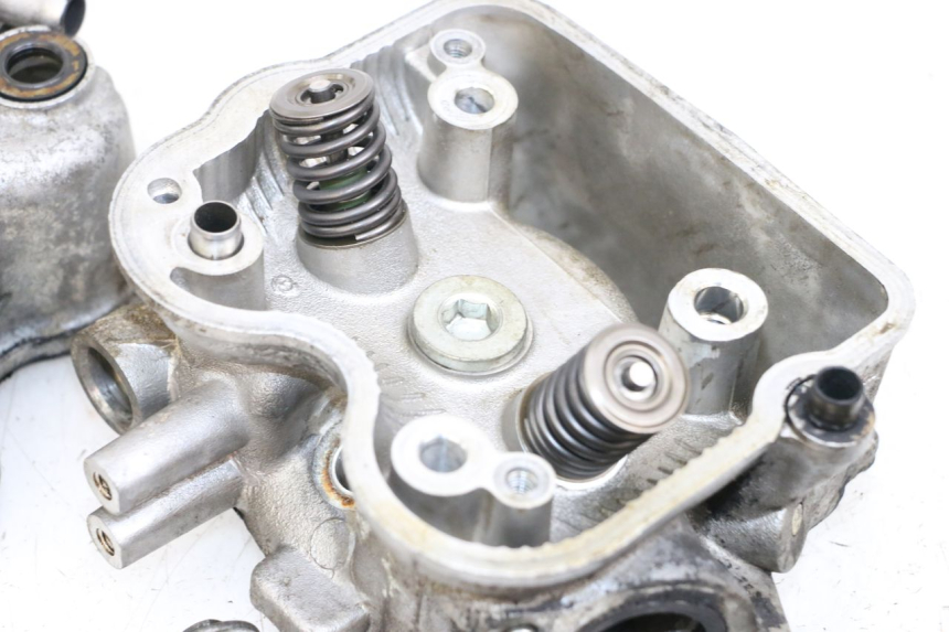 photo de Cylinder head HONDA FES S-WING SWING ABS 125 (2007 - 2015) - Alternative angle