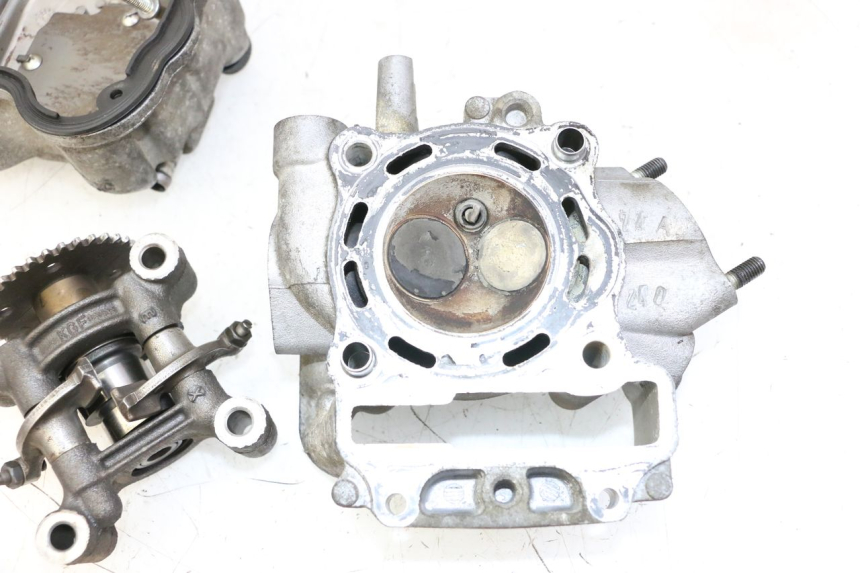 photo de Cylinder head HONDA FES S-WING SWING ABS 125 (2007 - 2015) - Distinctive features