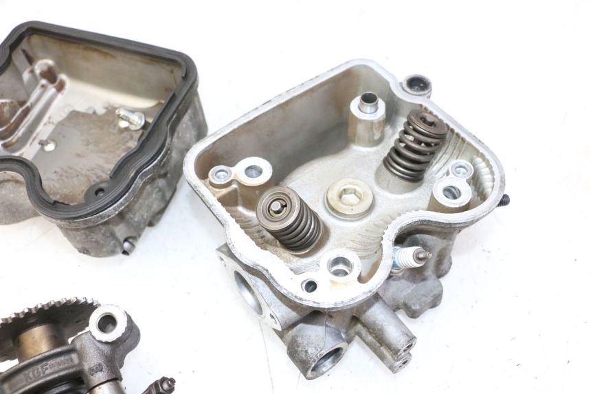 photo de Cylinder head HONDA FES S-WING SWING ABS 125 (2007 - 2015) - Component zoom