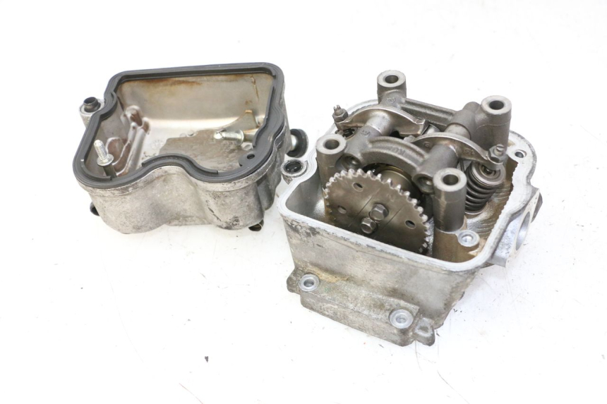 photo de Cylinder head HONDA FES S-WING SWING ABS 125 (2007 - 2015) - Surface and material condition