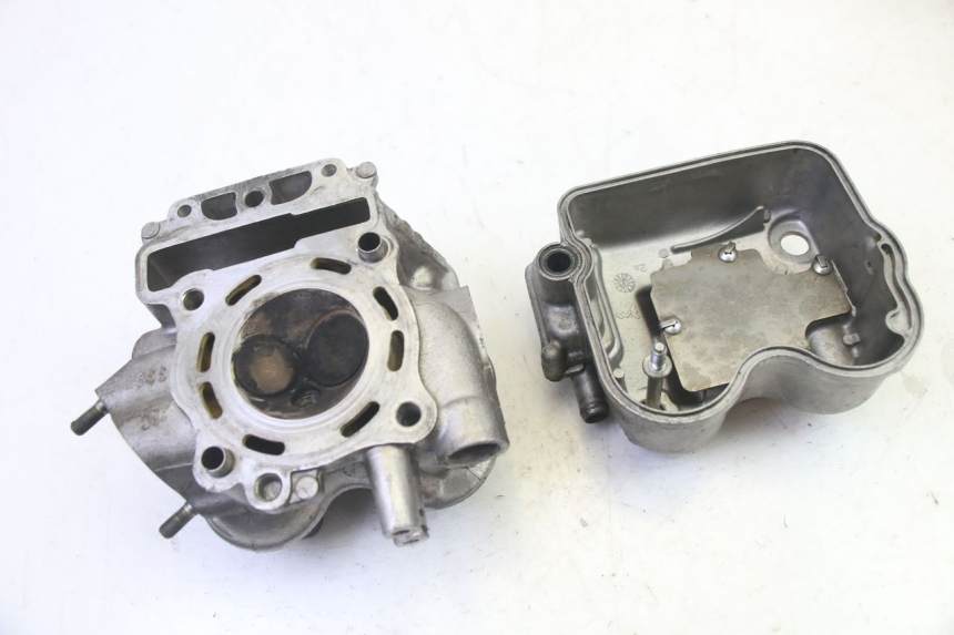 photo de Cylinder head HONDA FES S-WING SWING ABS 125 (2007 - 2015) - Focus on structure