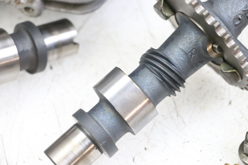 photo de CYLINDER HEAD SUZUKI GSX E 250 (1982 - 1983) - Technical close-up