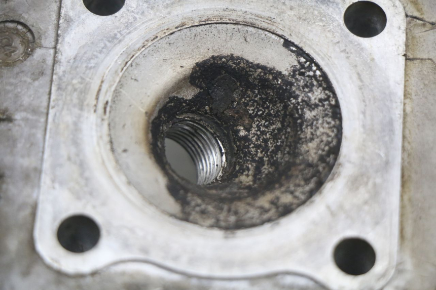 photo de CYLINDER HEAD PEUGEOT LUDIX 50 (2008 - 2017) - Fixing points details