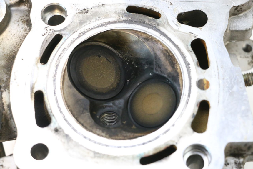 photo de CYLINDER HEAD PEUGEOT SATELIS COMPRESSOR K15 125 (2006 - 2009) - Detailed visual inspection