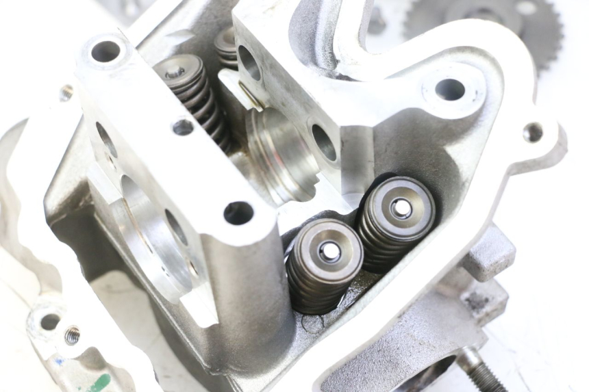 photo de CYLINDER HEAD PEUGEOT SATELIS 125 (2013 - 2018) - Detailed visual inspection