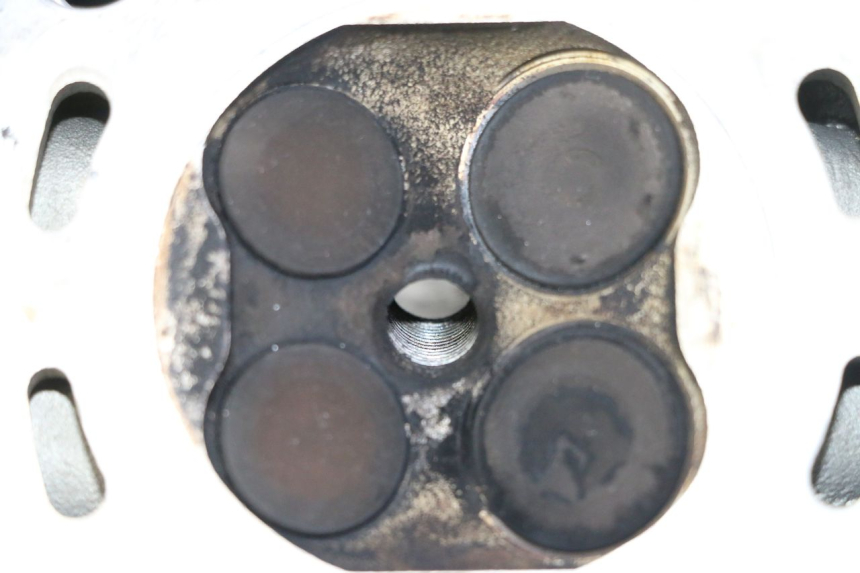 photo de CYLINDER HEAD PEUGEOT SATELIS 125 (2013 - 2018) - Detailed visual inspection