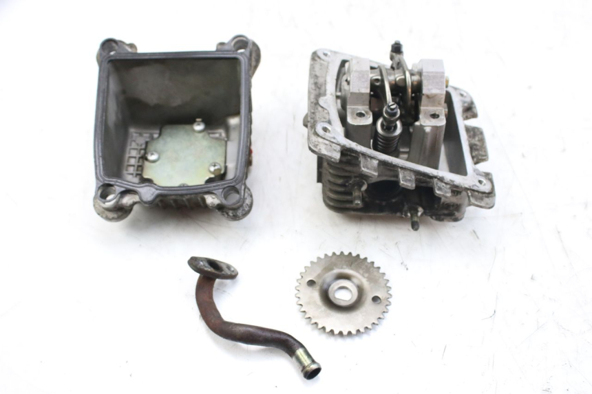 photo de CYLINDER HEAD APRILIA SCARABEO 100 (2003 - 2012) - Detailed visual inspection