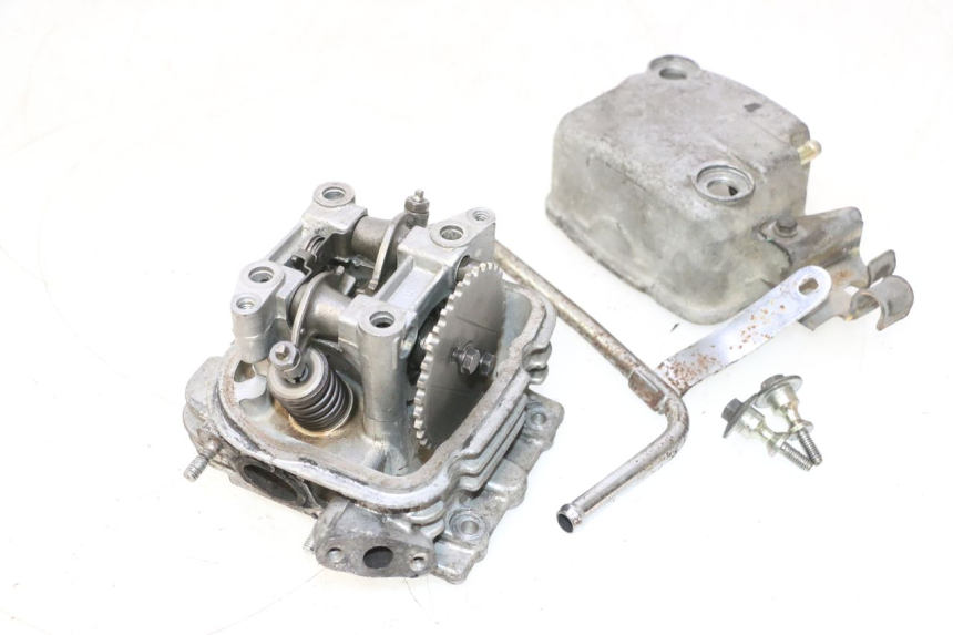 photo de CYLINDER HEAD HONDA SCV LEAD 100 (2003 - 2007) - Distinctive features