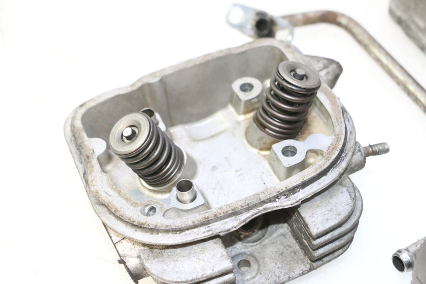 photo de CYLINDER HEAD HONDA SCV LEAD 100 (2003 - 2007) - High-resolution close-up