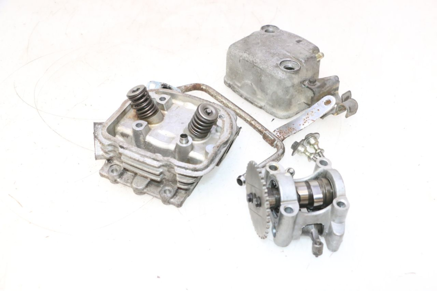 photo de CYLINDER HEAD HONDA SCV LEAD 100 (2003 - 2007) - Detailed visual inspection