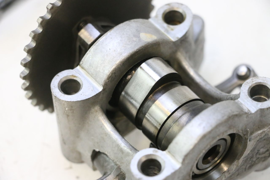 photo de CYLINDER HEAD HONDA SCV LEAD 100 (2003 - 2007) - Technical close-up