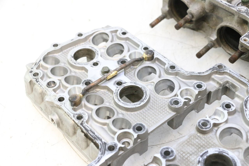 photo de CYLINDER HEAD YAMAHA YZF R GENESIS 750 (1993 - 1998) - Detailed visual inspection