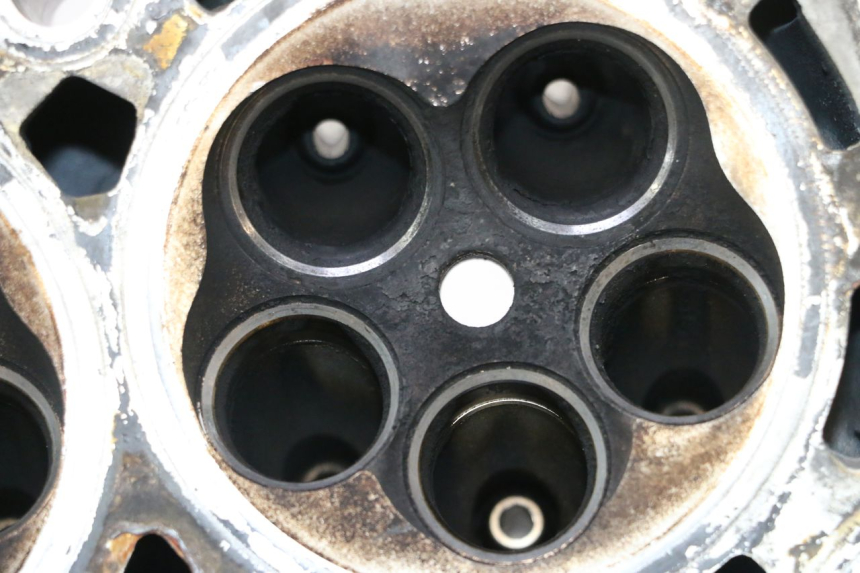 photo de CYLINDER HEAD YAMAHA YZF R GENESIS 750 (1993 - 1998) - Alternative perspective