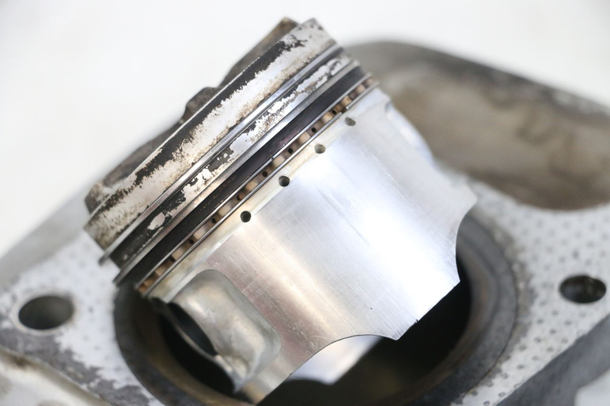 photo de CYLINDER BARREL PISTON SUZUKI GSX E 250 (1982 - 1983) - Alternative angle