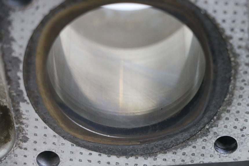 photo de CYLINDER BARREL PISTON SUZUKI GSX E 250 (1982 - 1983) - Alternative perspective